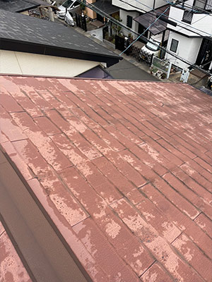 屋根材表面の褪色が進み、美観を大きく損なっています