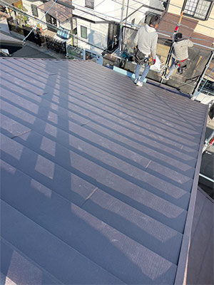 ルーフィングを敷き終えれば、その上から新しく屋根材を葺いて完工